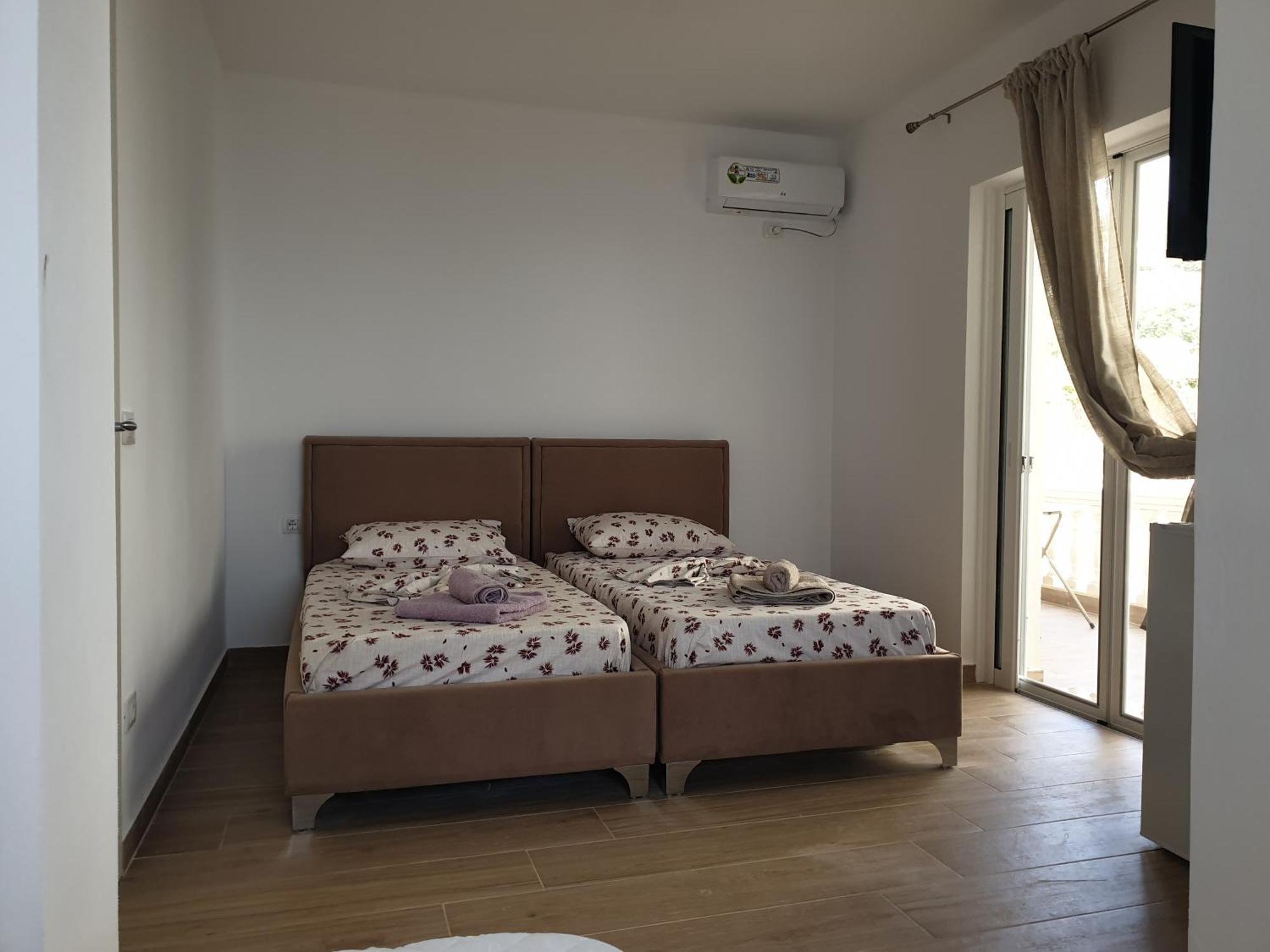 Rooms By George Dhërmi Pokoj fotografie